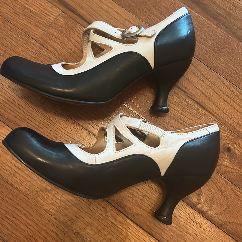John Fluevog Bellevues Pearl Hart Criss Cross Mary Jane. Excellent Pre Owned. - Picture 8 of 11